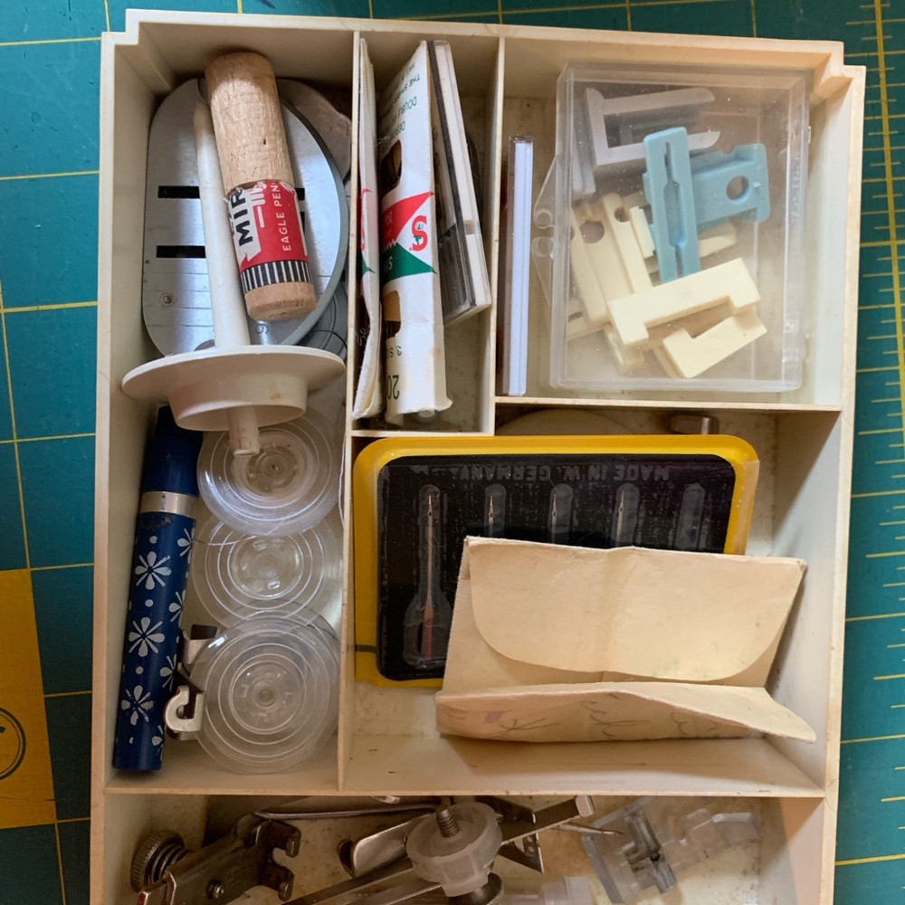 Singer golden touch and sew 640 accessory box